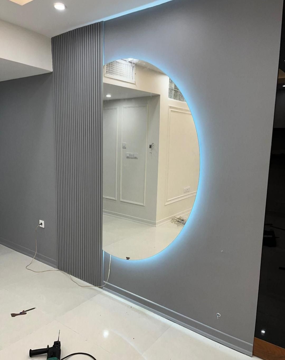 آینه قدی دفرمه شکل دار چراغدارطرح نیم رخ وبرجسته|آینه|رشت, بیجارپس|دیوار