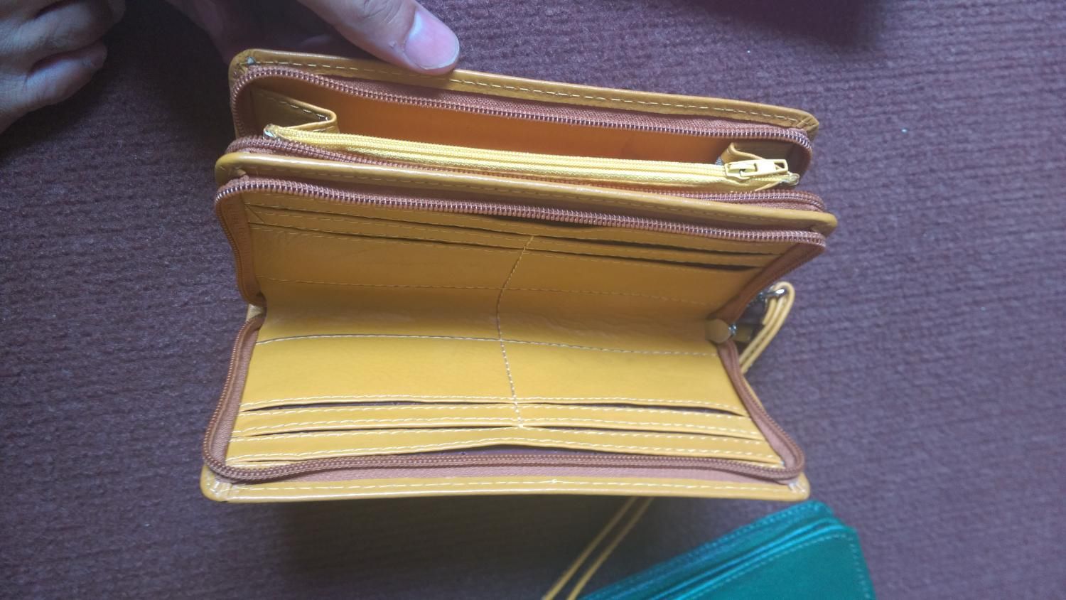 فروش تعداد محدود ۸۰ عدد کیف پول چرم گاوی زنانه|کیف، کفش، کمربند|کرج, حسین آباد (اکبر آباد)|دیوار