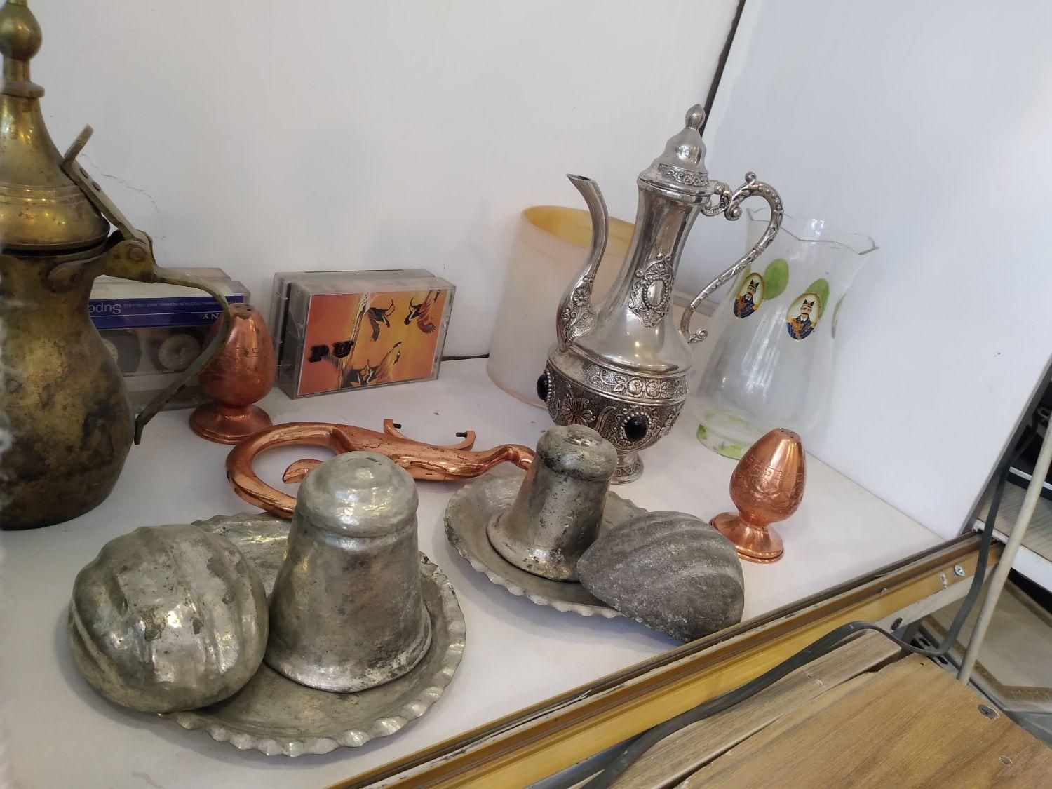 وسایل قدیمی عتیغه به صورت یکجا یا دانه ای|کلکسیون اشیاء عتیقه|بهار, |دیوار