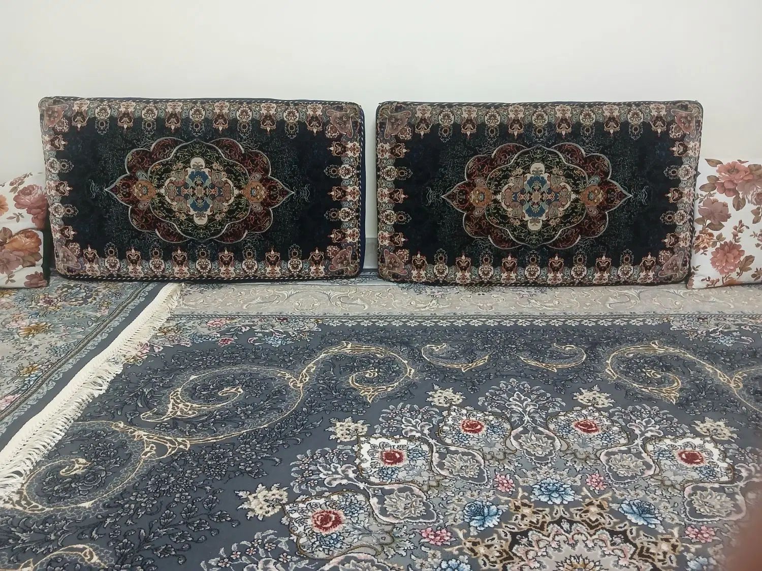 یک نخته فرش 4 متری و 4 عدد پشتی سرمه ای|فرش|تهران, فلاح|دیوار
