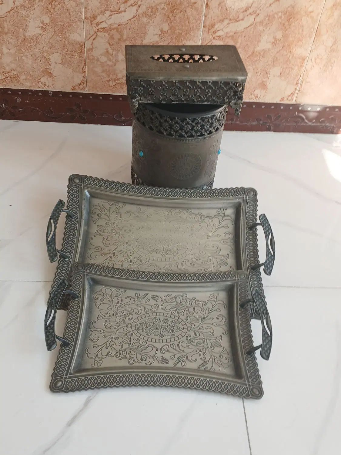 ۲ عدد سینی همراه با یک ست جای دست مال کاغذی|ظروف سرو و پذیرایی|نورآباد, |دیوار