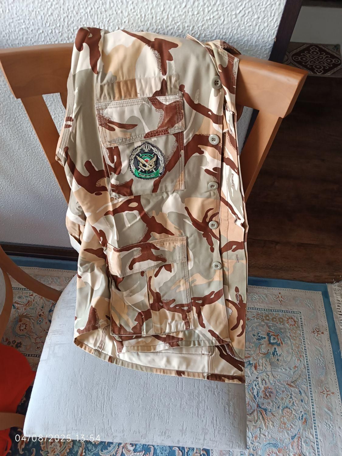 لباس نظامی با آرم و علائم|لباس|شاهین‌شهر, خانه کارگر|دیوار