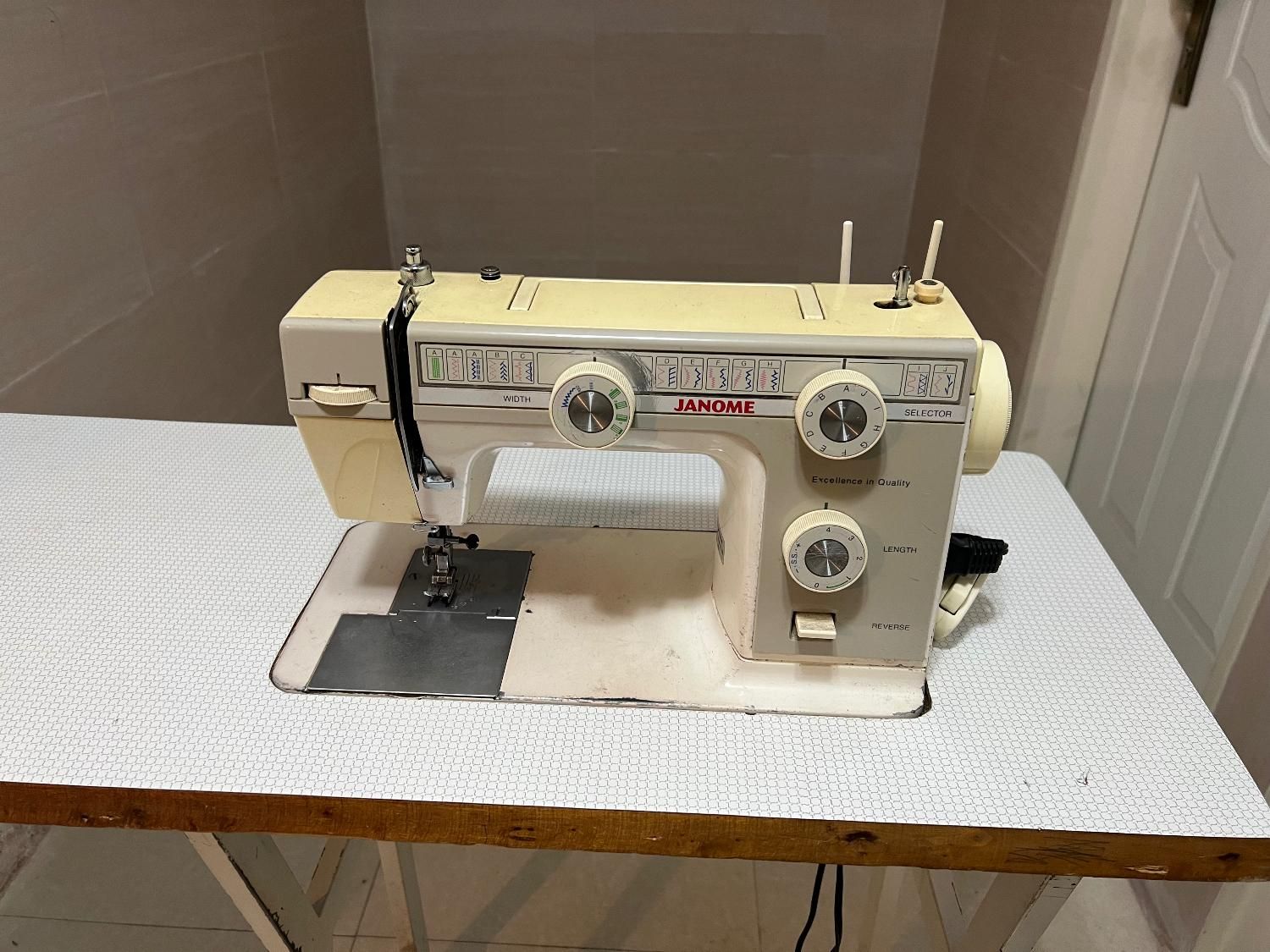 چرخ ژانومه مدل ۳۹۳ بهمراه میز|چرخ خیاطی و ریسندگی|رشت, گلسار|دیوار