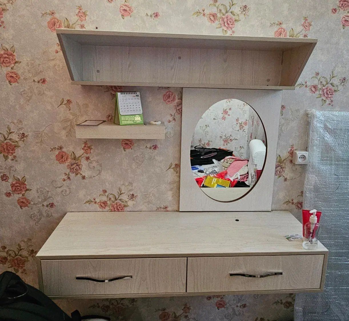 میز تحریر و آیینه و شلف|کتابخانه، شلف، قفسه‌های دیواری|تهران, پرستار|دیوار