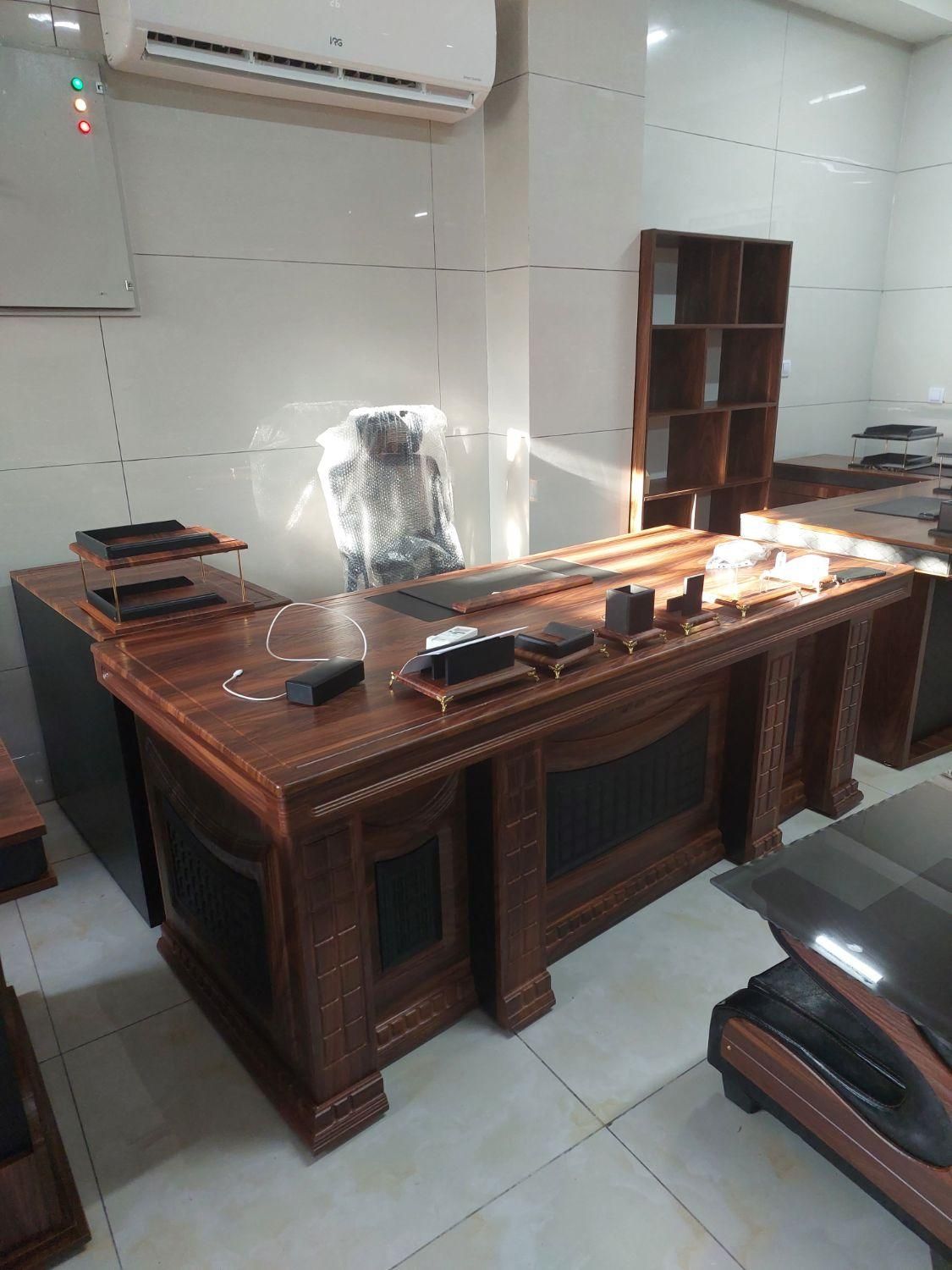 انواع میز مدیریت شیک و چرم سایز ۱۸۰|مبلمان اداری|صدرا-فارس, فاز ۱|دیوار