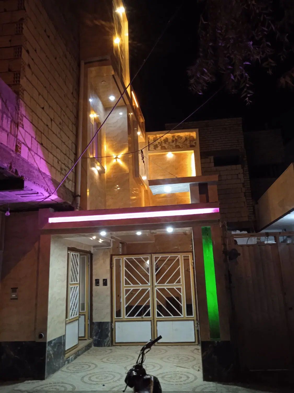 فروش منزل ویلایی  سند دار طبقه هم کف گردخون|فروش خانه و ویلا|شیراز, شهرک مهرگان|دیوار