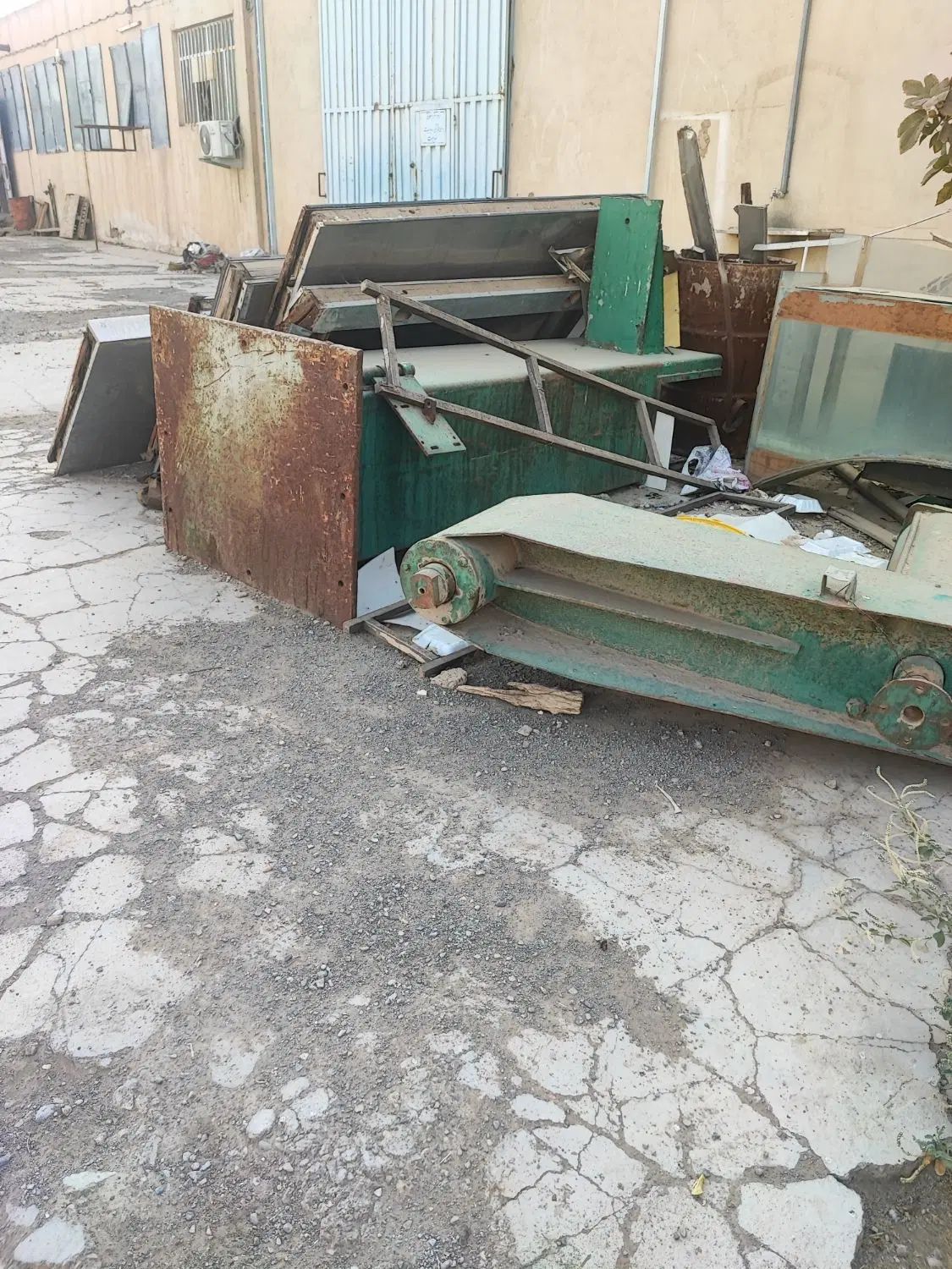 یک ستون سه جک و یک بازو دستگاه بافندگی فروشی|ماشین‌آلات صنعتی|کاشان, پشت شهربانی|دیوار