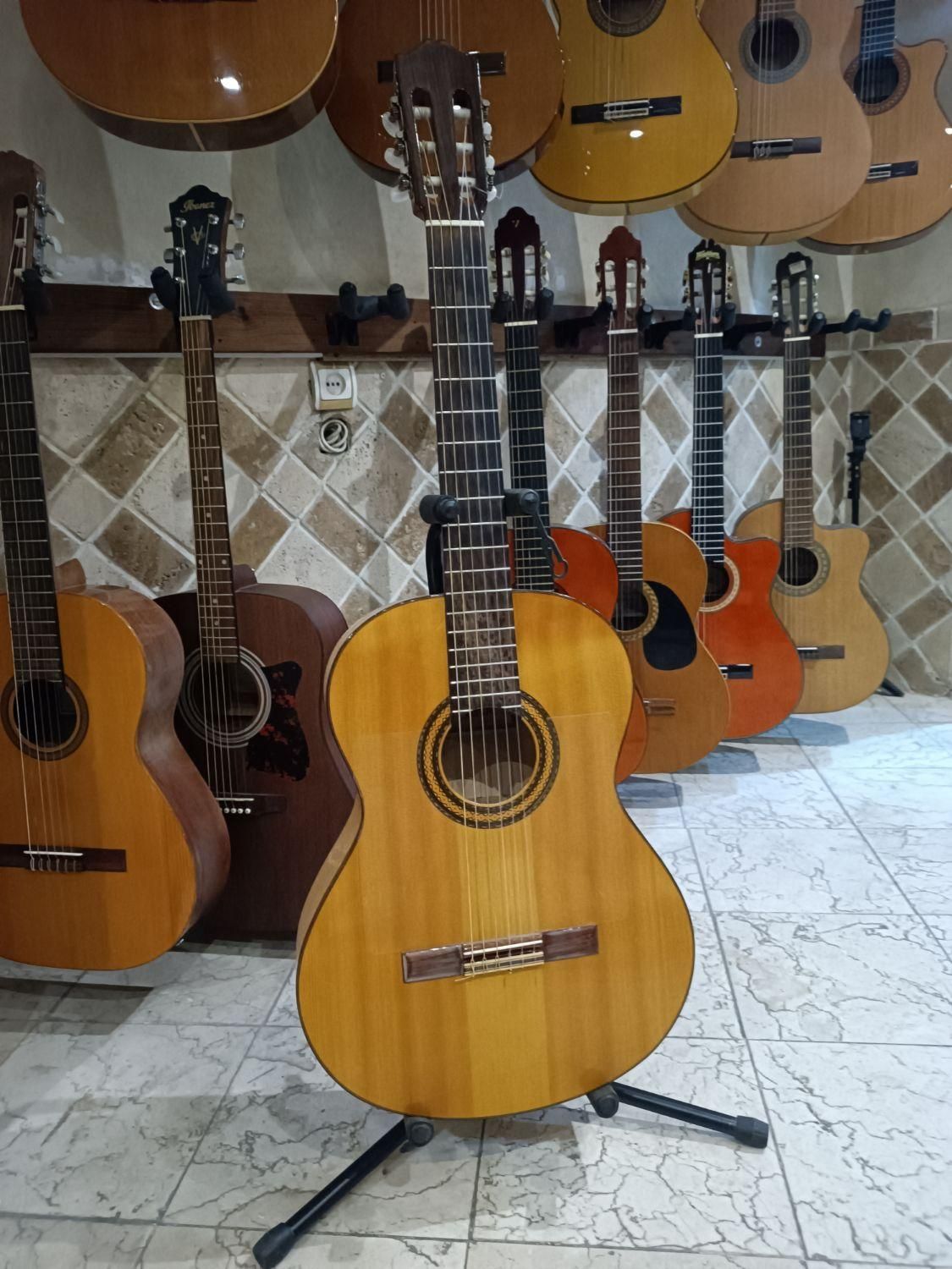 گیتار اسپانیایی کوئینکا مدل 30 f اورجینال سری اول|گیتار، بیس، امپلیفایر|تهران, سهروردی|دیوار