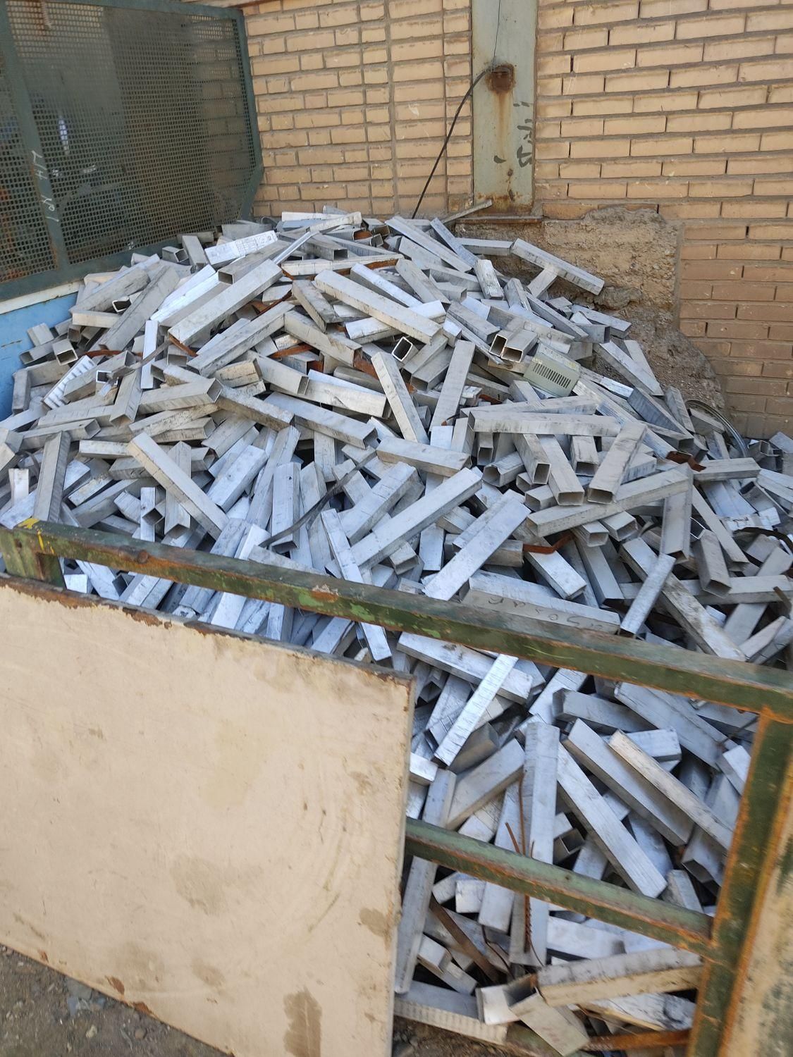 خرید ضایعات با ترازوی دیجیتالی روز|عمده‌فروشی|ساوه, |دیوار