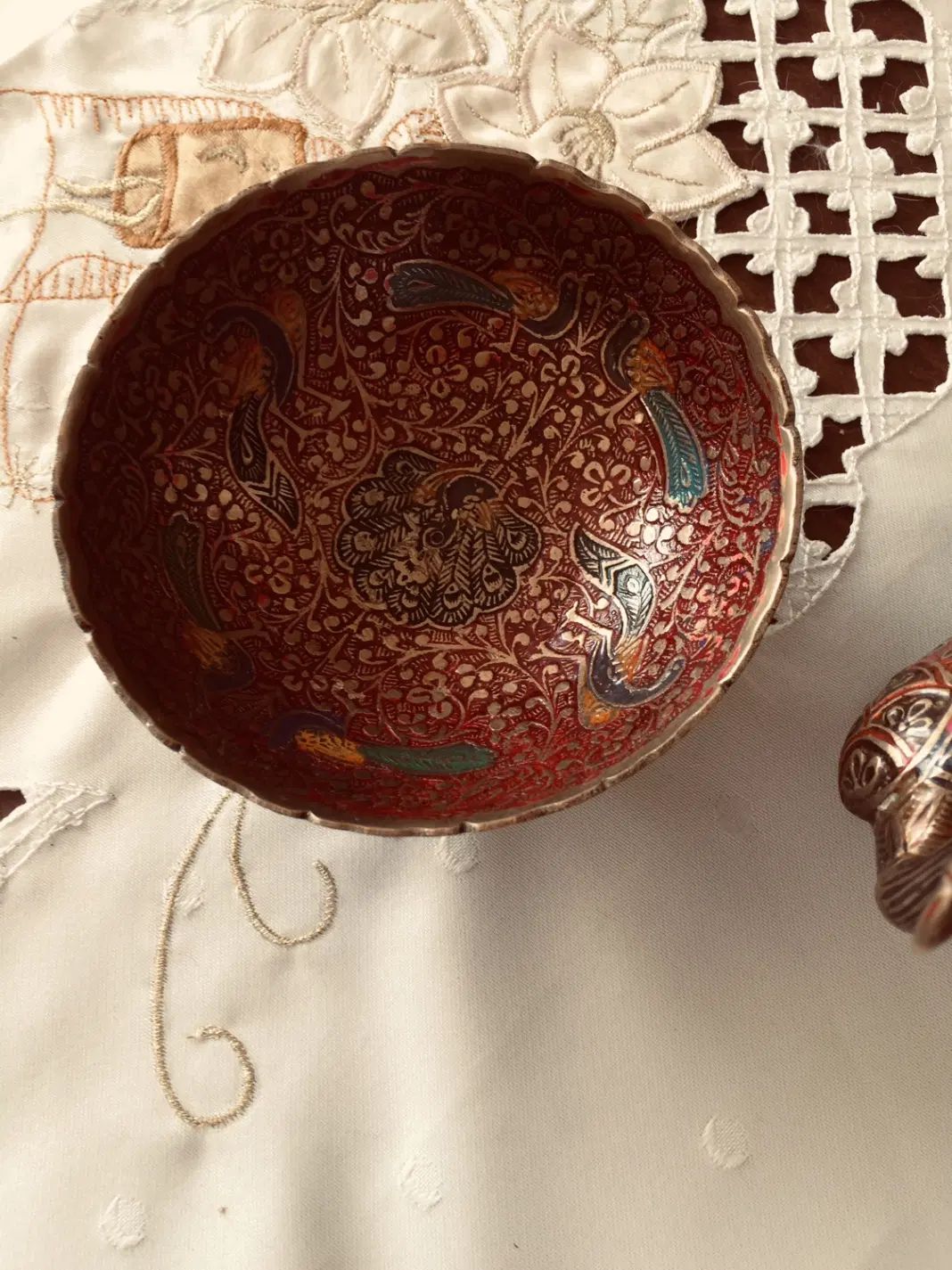 یک عدد مجسمه طاووس و دو عدد کاسه جنس برنج(هندی)|کلکسیون اشیاء عتیقه|اصفهان, آبشار|دیوار