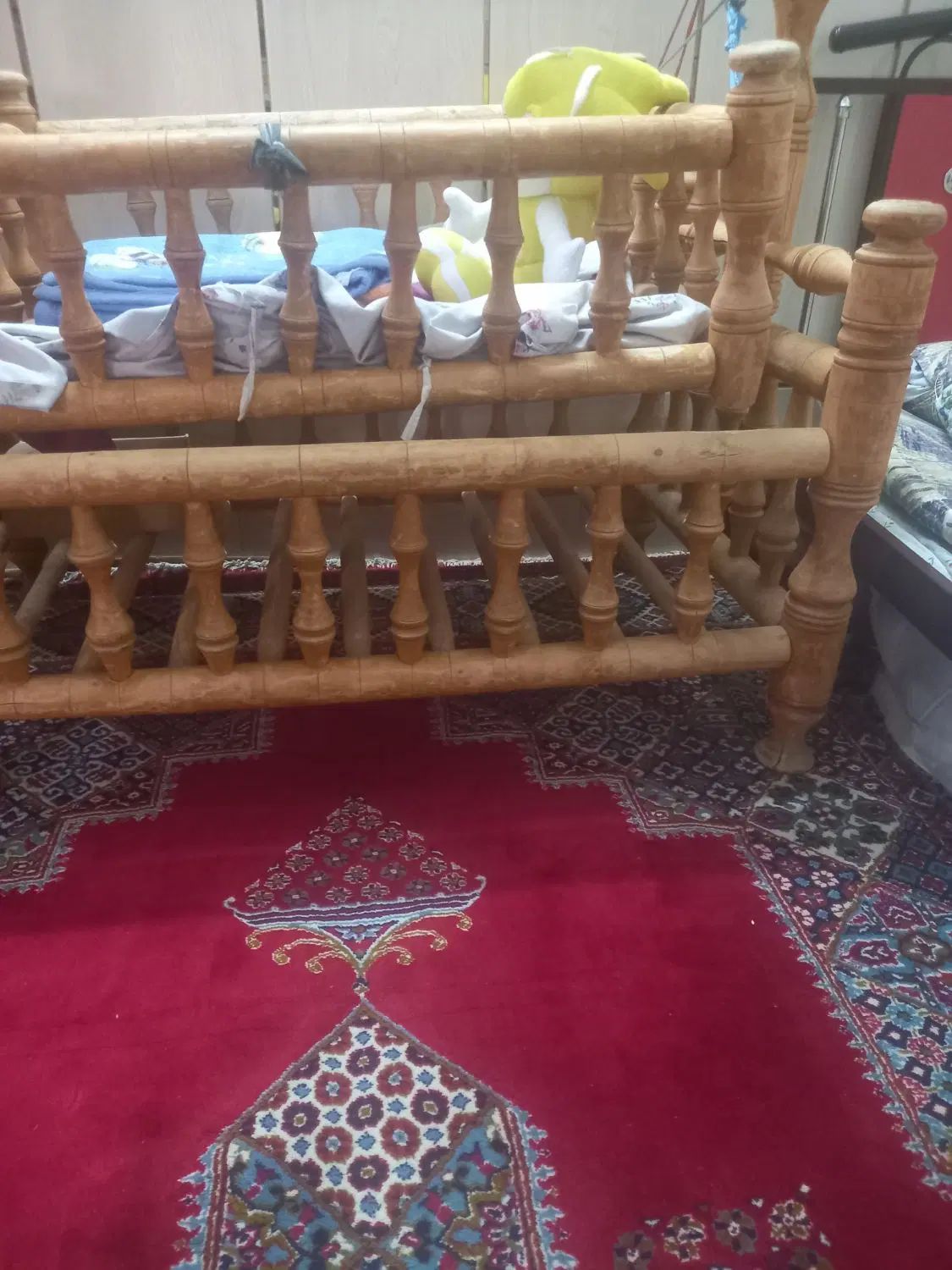 گهواره چوبی بهترین چوب ۳۵ سال پیش هنوز سالمه|تخت و سرویس خواب|اصفهان, شفق|دیوار