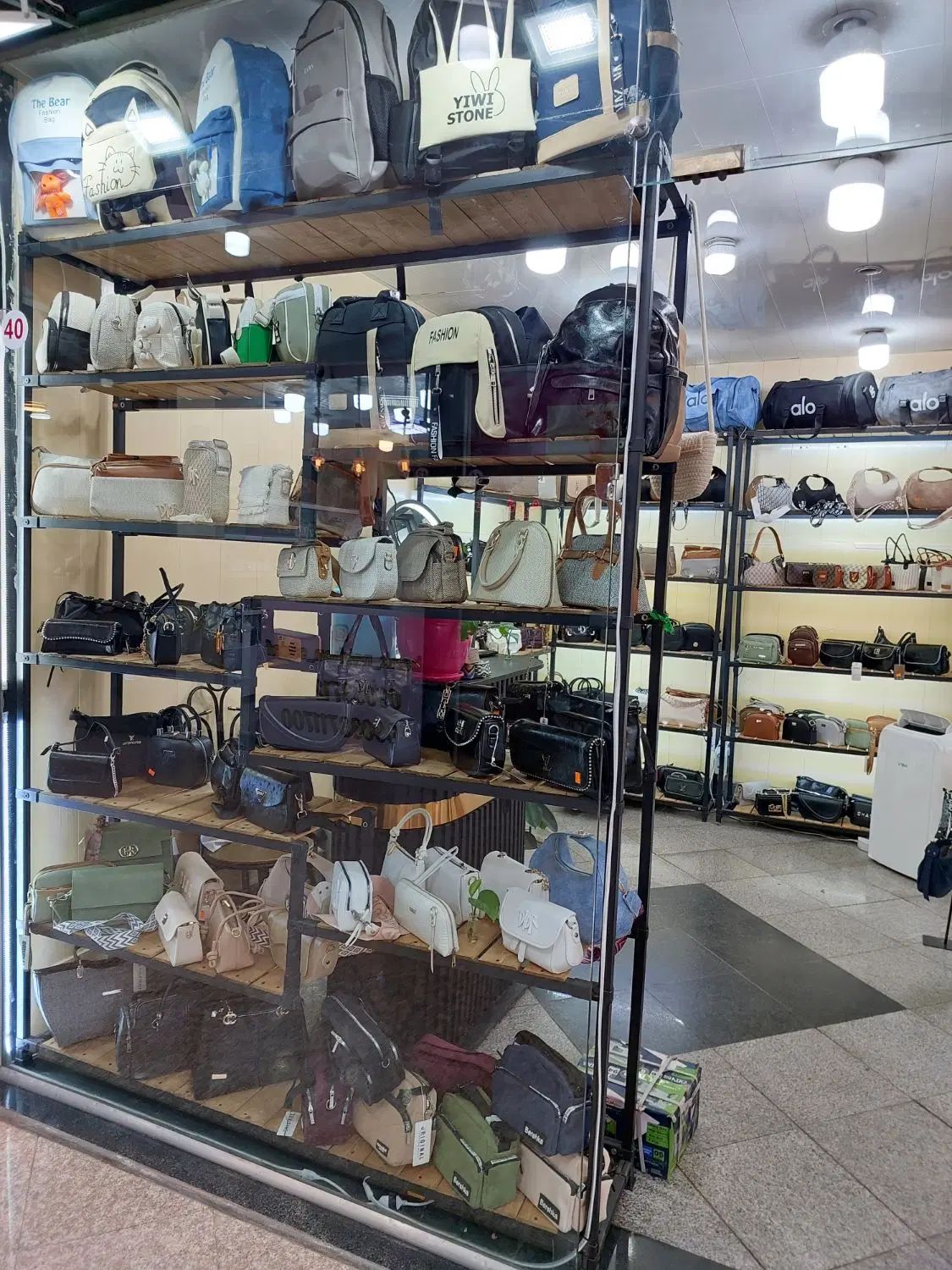 فروش کلیه کیف زنانه و کوله زیر قیمت  فاکتور|کیف، کفش، کمربند|هشتگرد, شهرک بعثت|دیوار