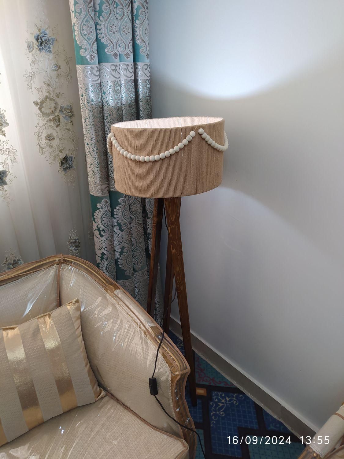 آباژور کنار سالنی سه پایه و تک پایه|چراغ خواب و آباژور|نسیم‌شهر, |دیوار