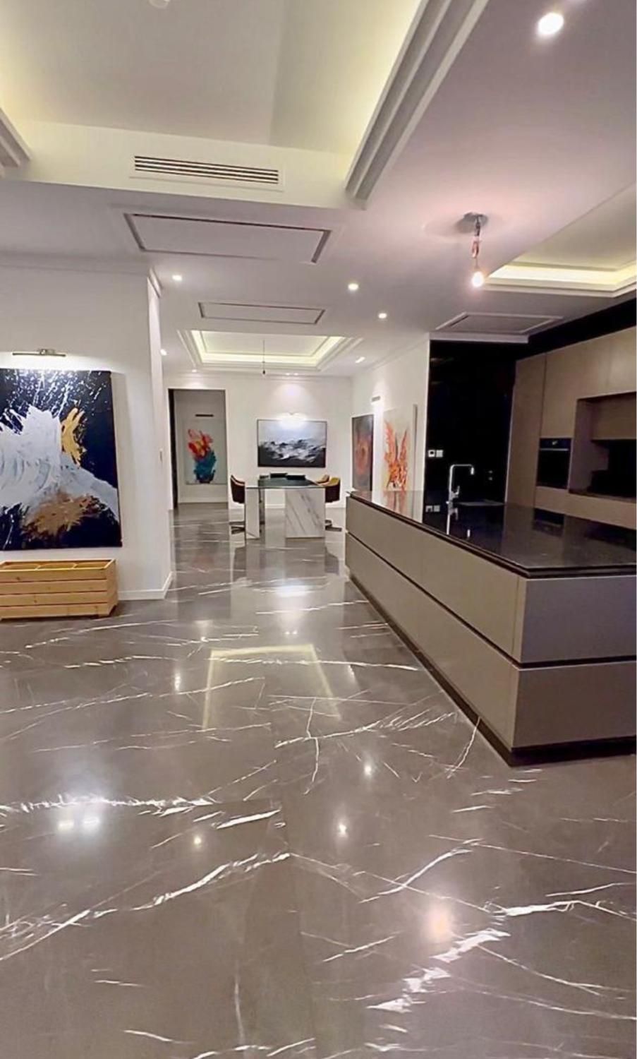 ۳۰۰متر برج مدرن با ویوو شهر و کوهستان