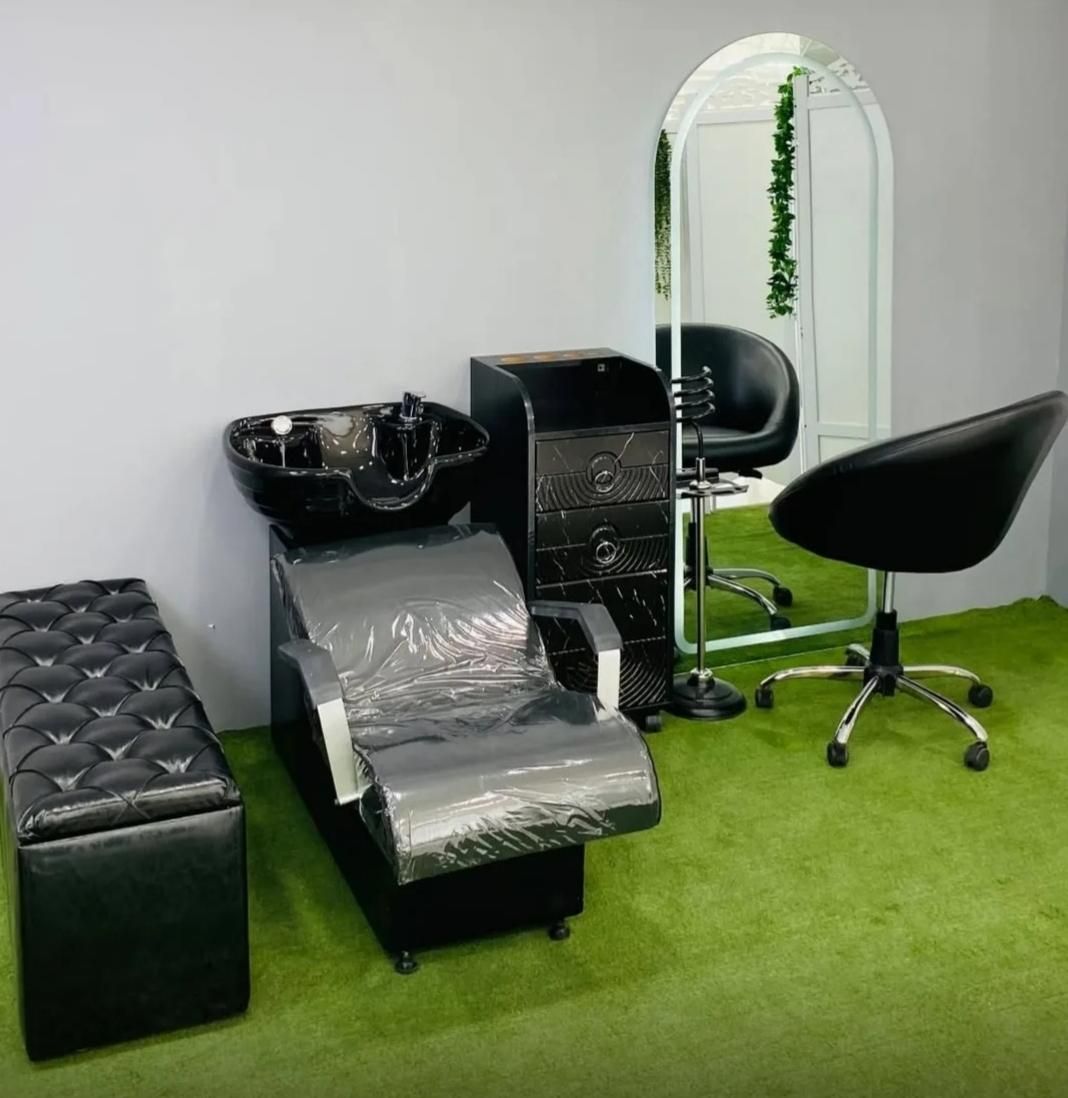 دکوراسیون کامل آرایشگاه با صندلی و میز|آرایشگاه و سالن‌های زیبایی|ملکان, |دیوار