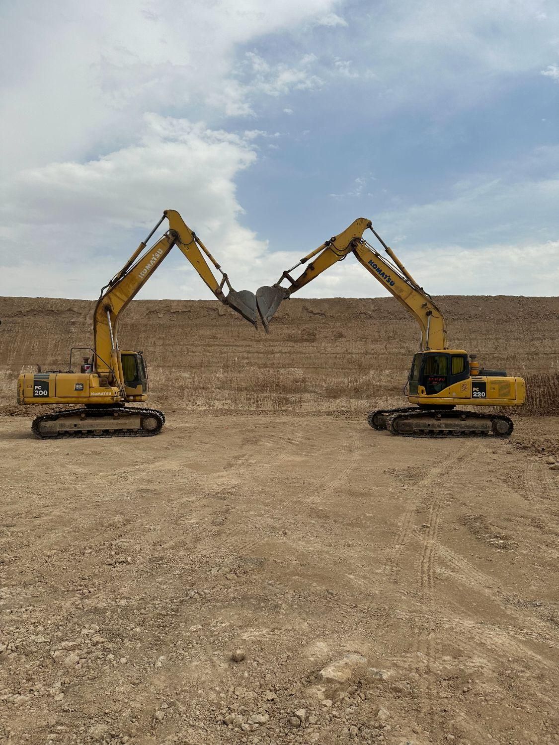 انجام کلیه خدمات خاکبرداری با بیل مکانیکی|خدمات حمل و نقل|فلاورجان, |دیوار