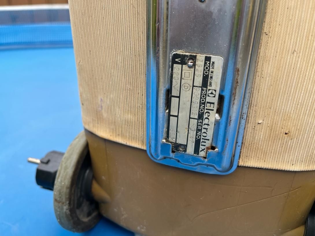 جاروبرقی عتیقه الکترلوکس اصل انگلیس روشن|جاروبرقی، جارو شارژی، بخارشو|رشت, گلسار|دیوار