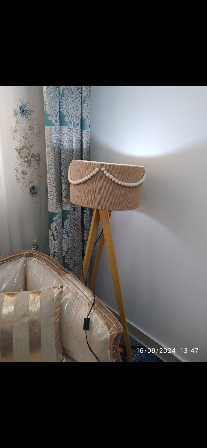 آباژور کنار سالنی سه پایه و تک پایه|چراغ خواب و آباژور|نسیم‌شهر, |دیوار