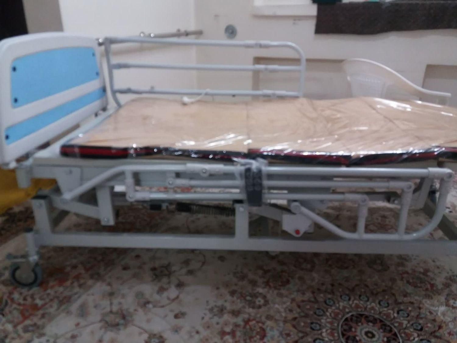 تخت برقی بیمار سه شکنه و تنظیم ارتفاع همراه ریموت|آرایشی، بهداشتی، درمانی|تهران, نظام‌آباد|دیوار