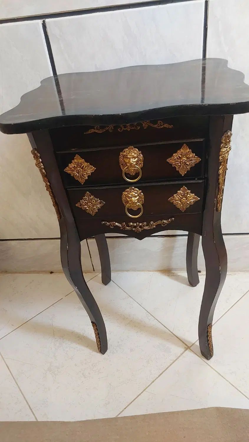 مجسمه و میز|مجسمه، تندیس، ماکت|اصفهان, باغ فدک|دیوار