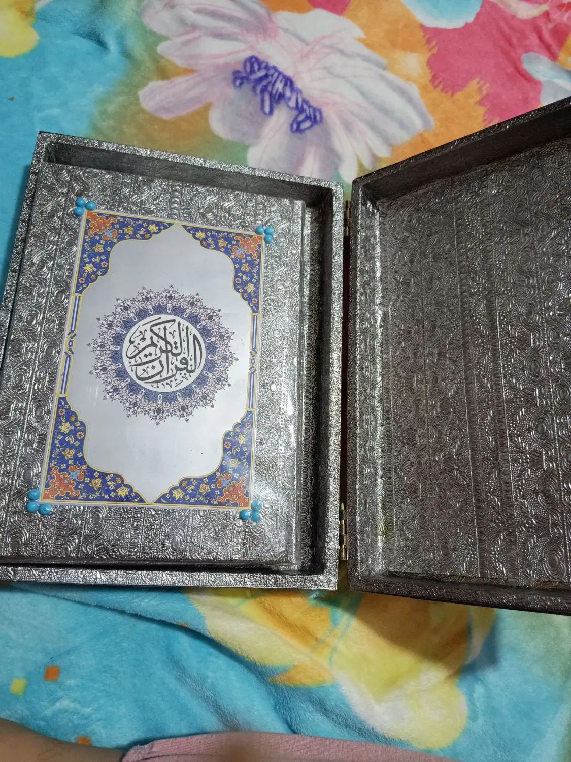 قرآن. همراه با جعبه ان|کتاب و مجله مذهبی|تهران, امام زاده حسن|دیوار