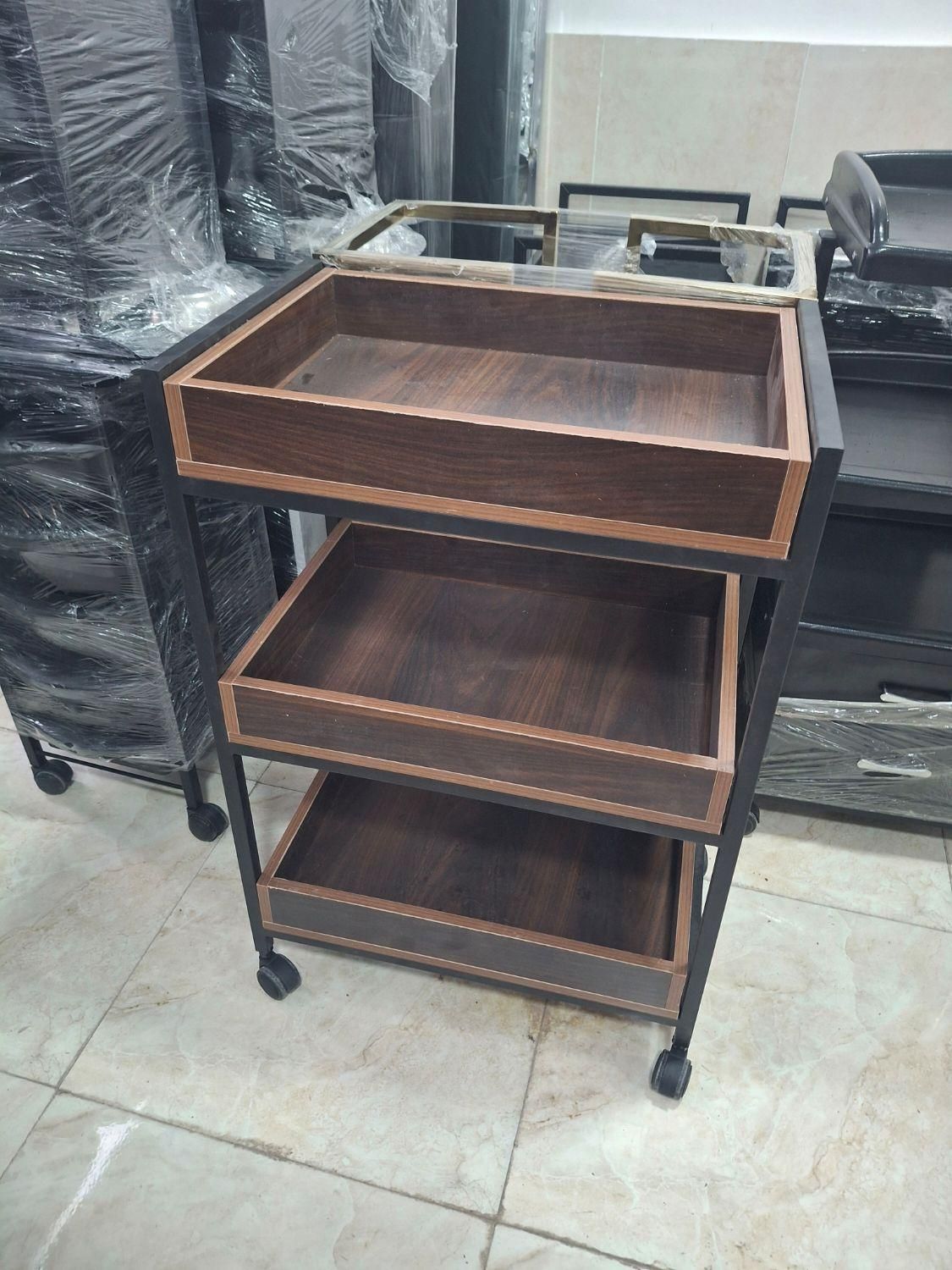 ترولی طبقه ای|آرایشگاه و سالنهای زیبایی|رشت, امین الضرب|دیوار