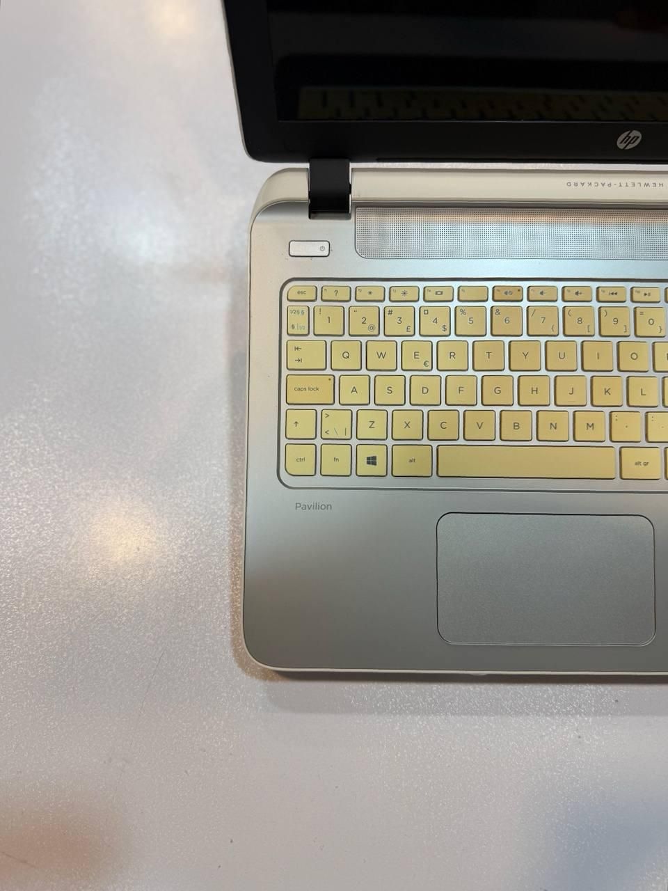 لپ تاپ سفید رنگ hp pavilion 15 . نسل ۵ با گرافیک ۲|رایانه همراه|شاهرود, |دیوار