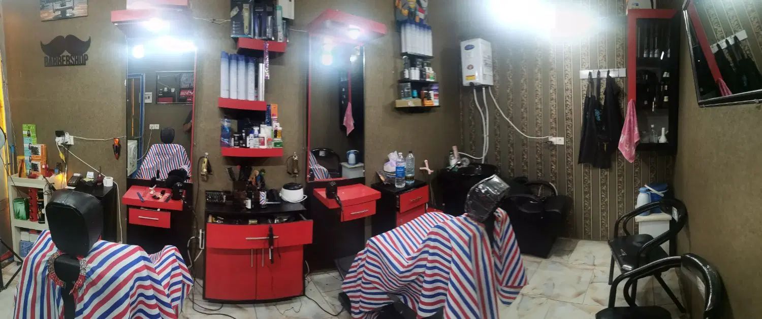 دکور آرایشگاه مردانه شیک و تمیز|آرایشگاه و سالن‌های زیبایی|مشهد, رده|دیوار
