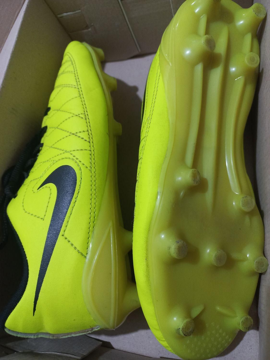 کفش ورزشی فوتبال|تجهیزات ورزشی|برازجان, |دیوار