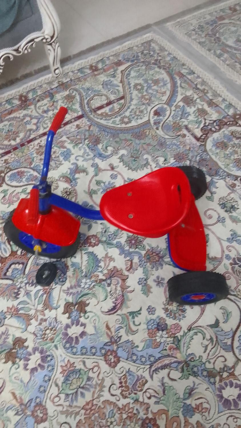 سه چرخه|اسباب‌بازی بچه|رشت, عینک|دیوار