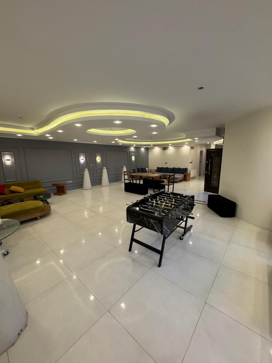 عمارت لوکس مرمر میزبان شما|اجارهٔ کوتاه‌مدت ویلا و باغ|تهران, دریاچه شهدای خلیج فارس|دیوار