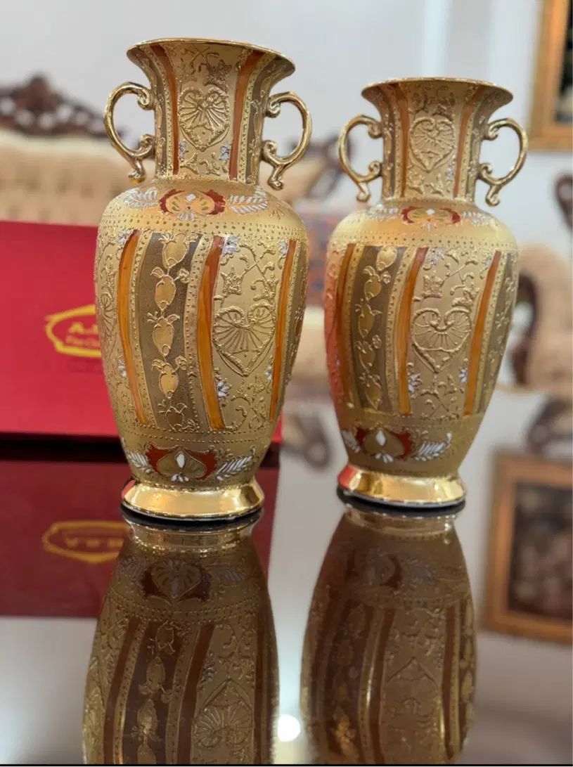 گلدان چینی با رنگ طلایی و گلهای برجسته|صنایع دستی و سایر لوازم تزئینی|تهران, آجودانیه|دیوار