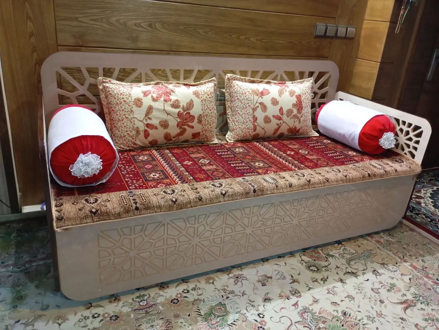 تخت سنتی|مبلمان خانگی و میز عسلی|اصفهان, میرعماد|دیوار