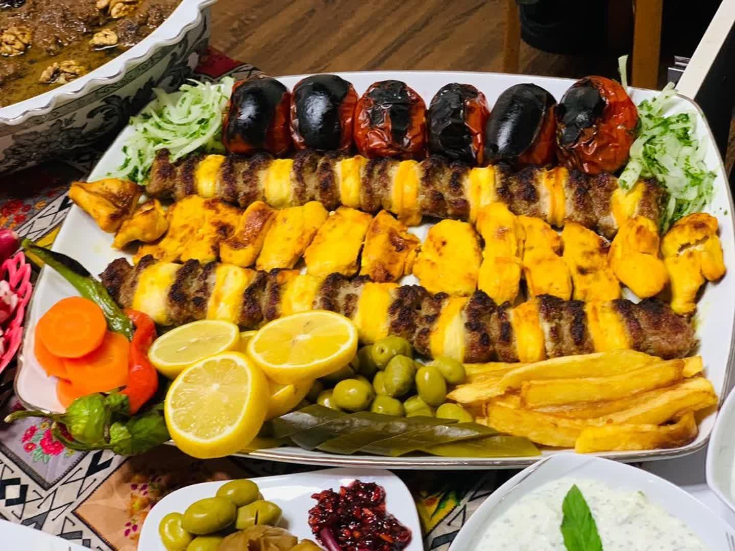 اجاره ویلای۳۰۰متری همراباغذای خانگی|اجارهٔ کوتاه‌مدت ویلا و باغ|ساری, |دیوار