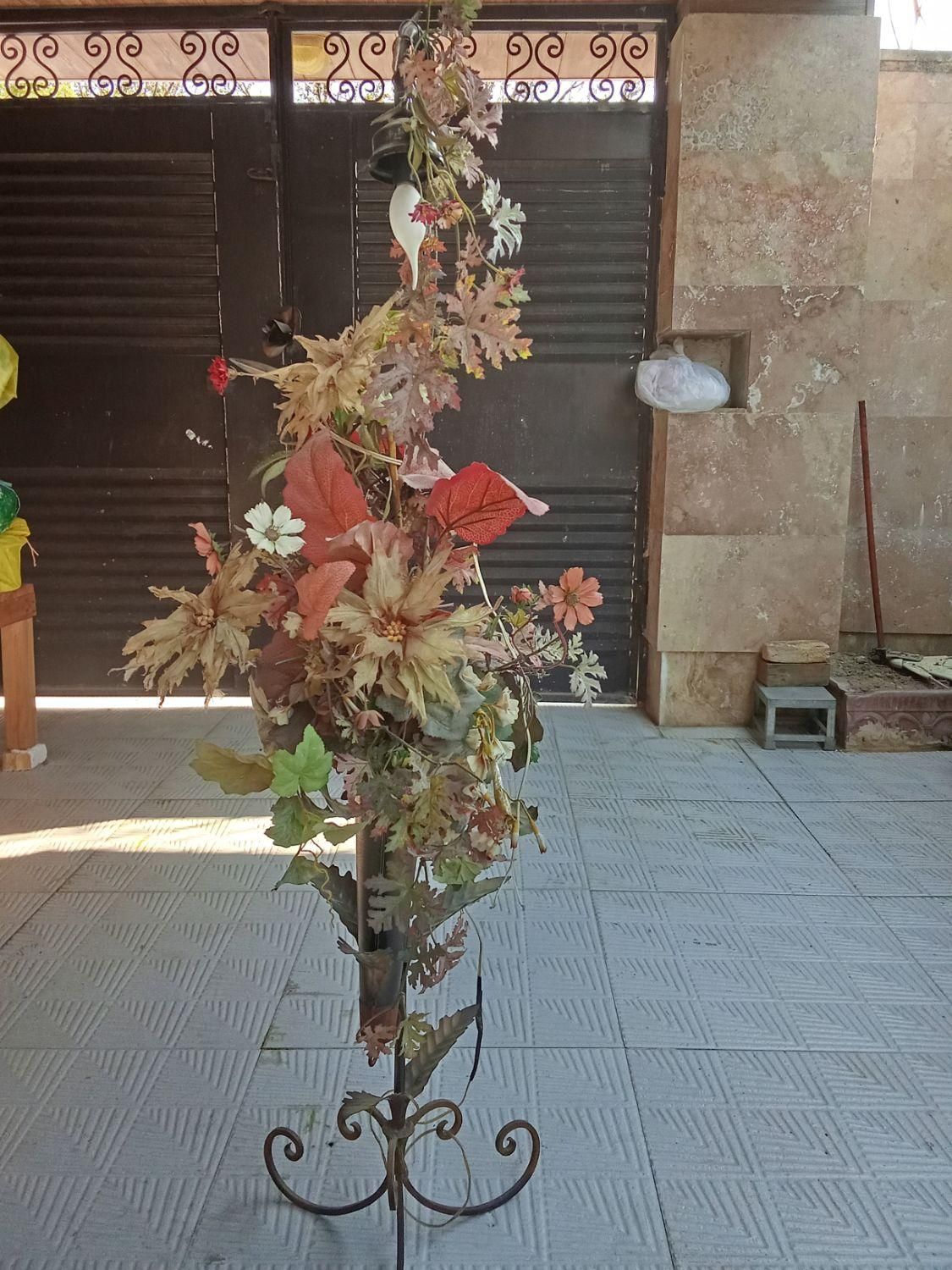 گل مصنوعی پایه فرفورژه دارای چراغ خواب،|مبلمان خانگی و میز عسلی|بهنمیر, |دیوار