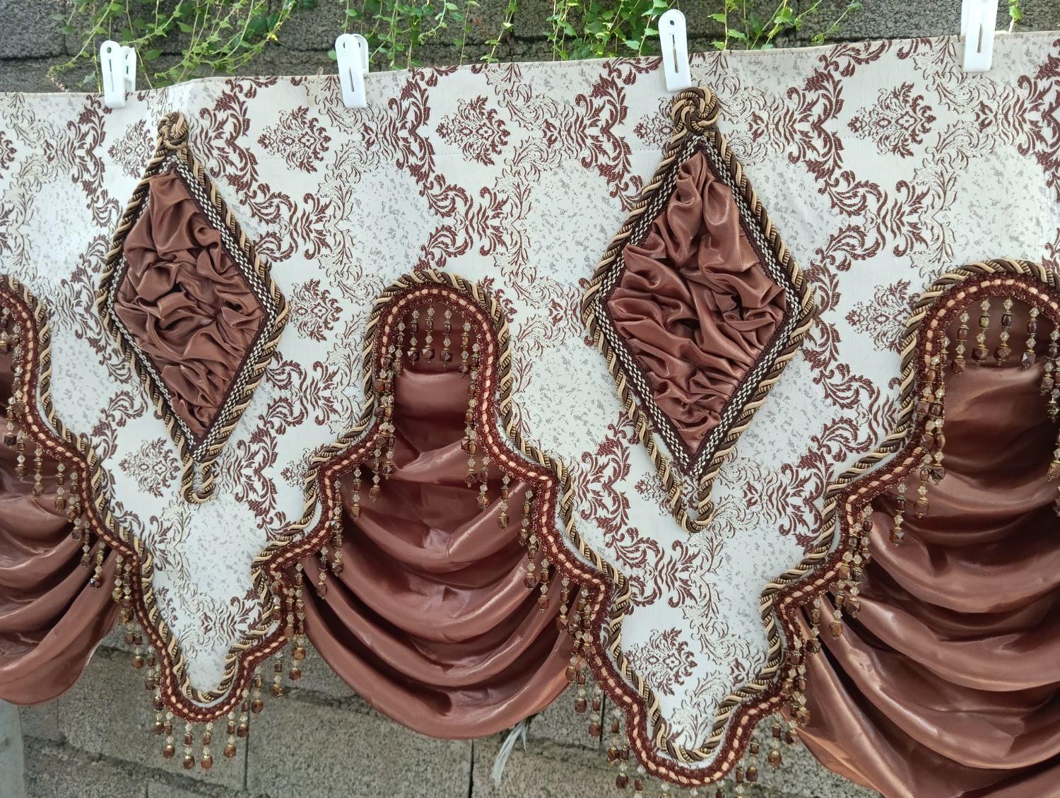 تعدادی پرده به همراه والن|پرده، رانر، رومیزی|سیاهکل, |دیوار