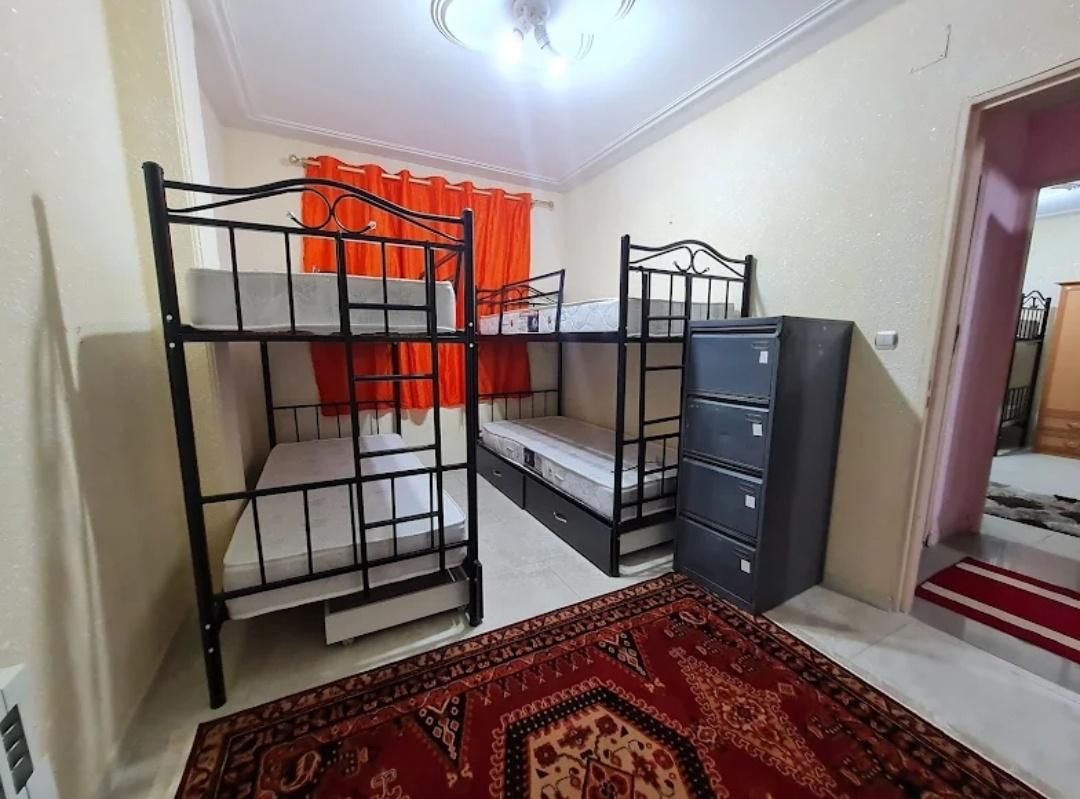 اتاق چهار تخت خوابگاه دخترانه|اجارهٔ کوتاه‌مدت آپارتمان و سوئیت|رشت, گلباغ نماز|دیوار