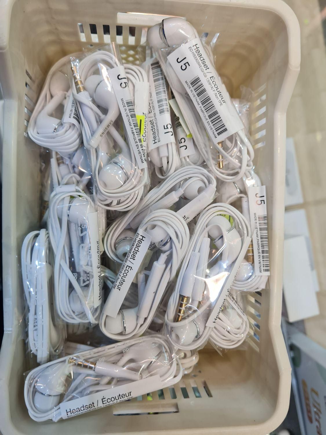 هندزفری j5 سفید میکروفن دار|لوازم جانبی موبایل و تبلت|اصفهان, شاهزید|دیوار