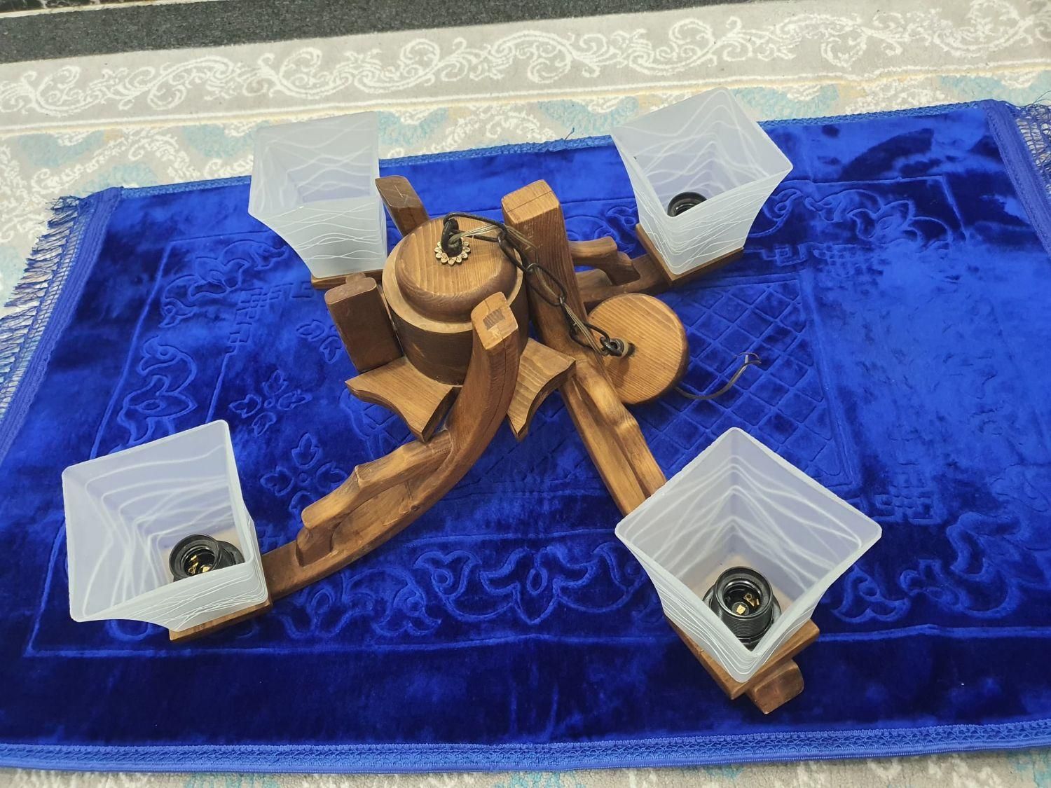 لوستر چوبی چهار شاخه کاملا سالم در گرمدره جنوبی|لوستر و چراغ آویز|کرج, پارک علم و فناوری البرز|دیوار