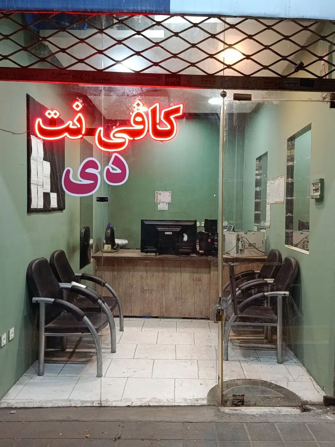 مغازه ۱۲ متری اجاره‌ای در خیابان امامیه|اجارهٔ مغازه و غرفه|مشهد, استاد یوسفی (شهرک غرب)|دیوار