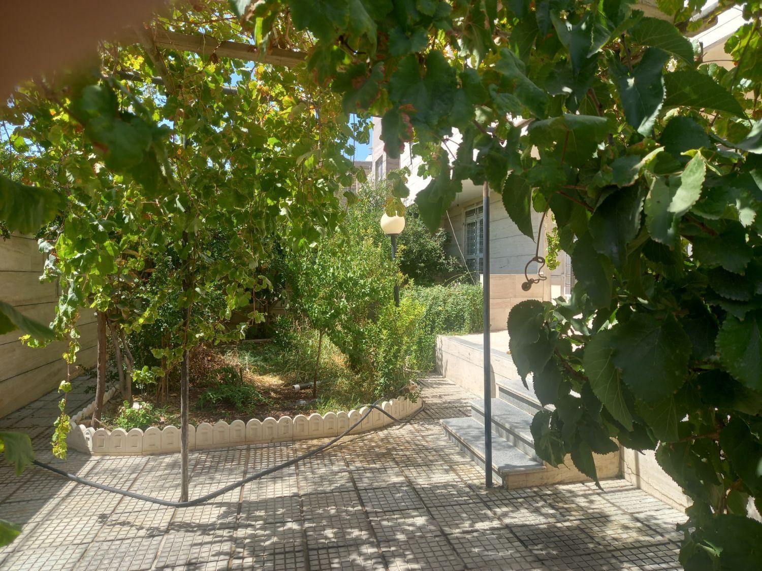 اجاره منزل ویلایی حیاط دار مخصوص خانواده|اجارهٔ کوتاه‌مدت آپارتمان و سوئیت|شیراز, حجت آباد|دیوار