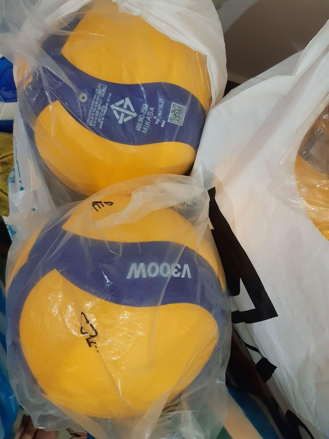 توپ والیبال mikasav200w،v300w ارجینال و حرفه ای|ورزش‌های توپی|تبریز, |دیوار