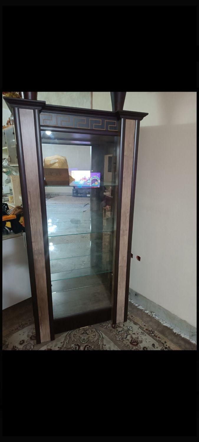 ویترین 4طبقه آیینه دار قدی درحدنو معاوضه با پرنده|بوفه، ویترین، کنسول|اصفهان, قائمیه|دیوار