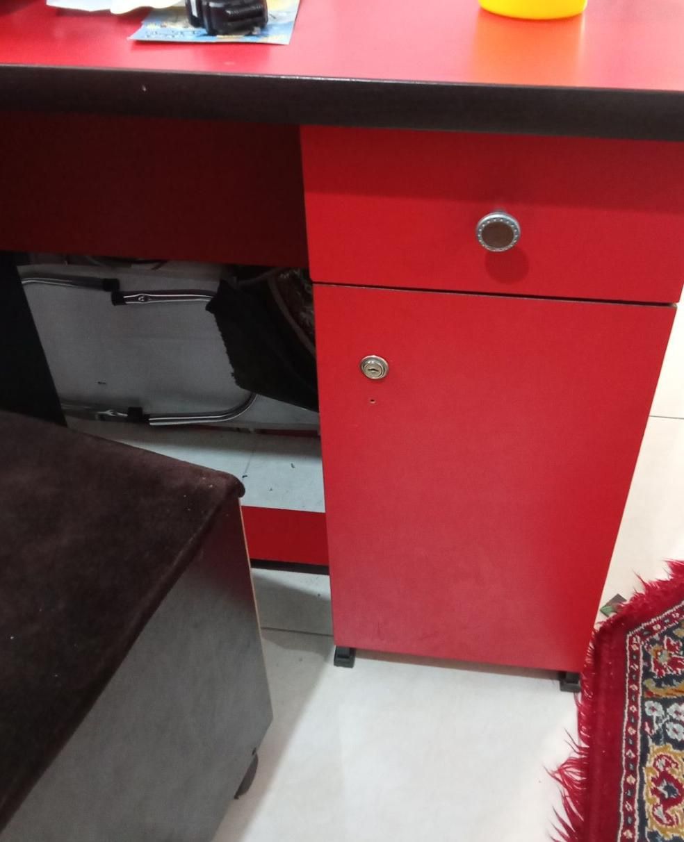سلام یک کمدبامیز و صندلی یک صندلی دیگربامیز|میز تحریر و کامپیوتر|اصفهان, بهارستان|دیوار