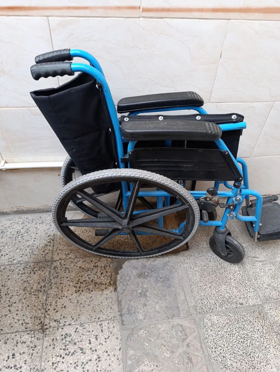 ویلچر سبک تاشو مسافرتی و تشک مواج و دو بسته پوشک|آرایشی، بهداشتی، درمانی|خاوران, |دیوار