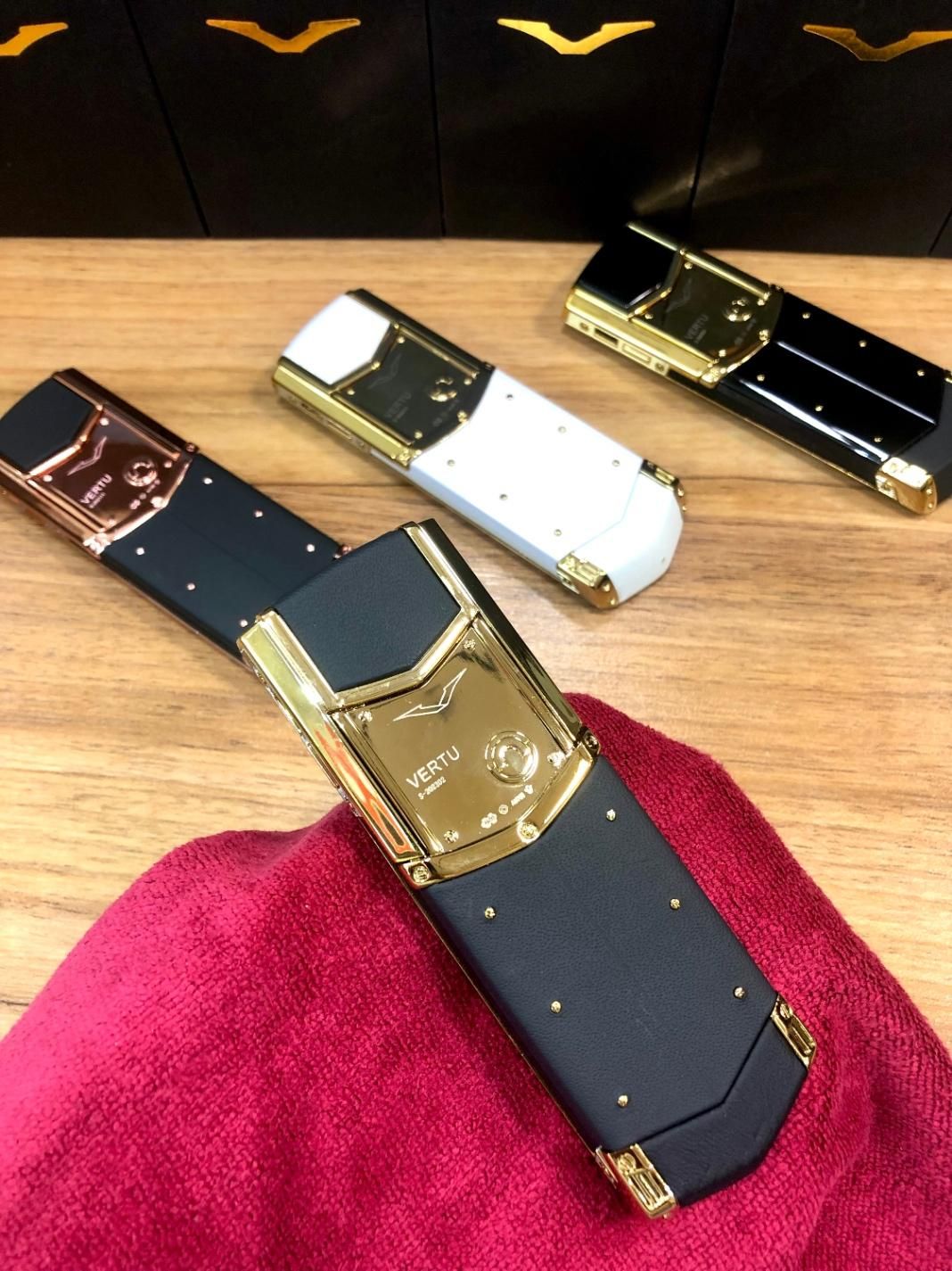 گوشی دکمه ای لوکس برند ورتو vertu آب طلا|موبایل|تهران, نیاوران|دیوار