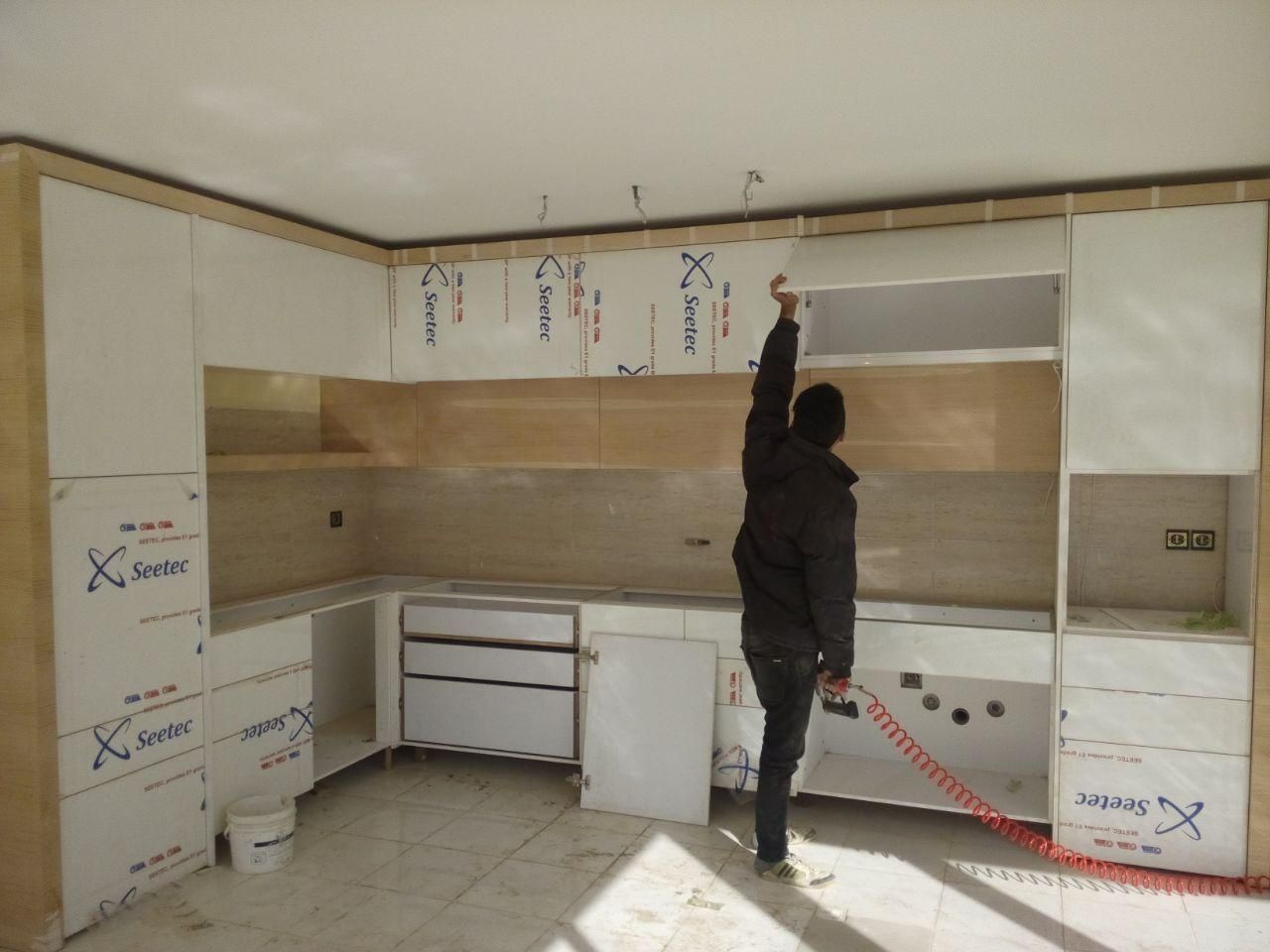 ۳۳۱ کد کابینت دو پله هایگلاس و روکش چوب|مصالح و تجهیزات ساختمان|اصفهان, جاوان|دیوار