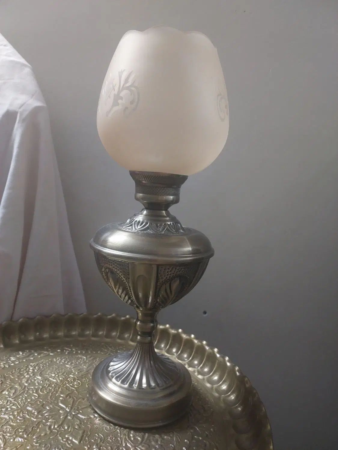 چراغ لاله برنجی|چراغ خواب و آباژور|اصفهان, نقش جهان|دیوار
