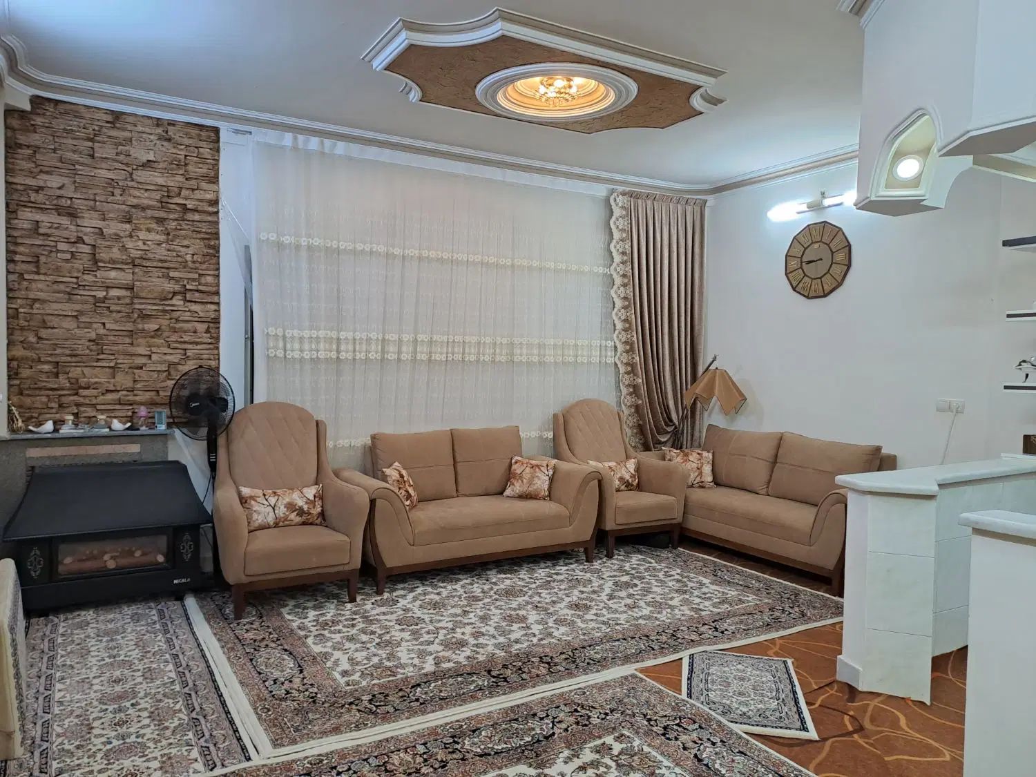 مبل ۷ نفره بسیار تمیز و سالم و نو بهمراه آباژور|مبلمان خانگی و میز عسلی|سبزوار, ولیعصر (نجار آباد)|دیوار