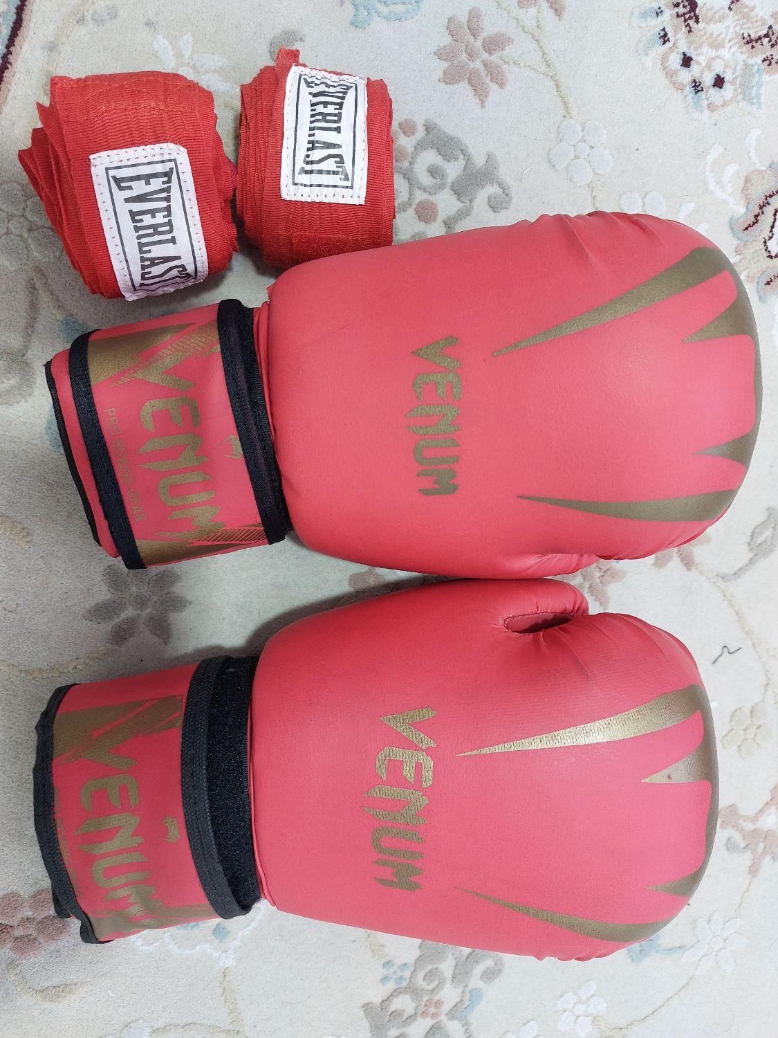 دستکش بوکس ونوم همراه باند اورلست|تجهیزات ورزشی|تهران, دریاچه شهدای خلیج فارس|دیوار